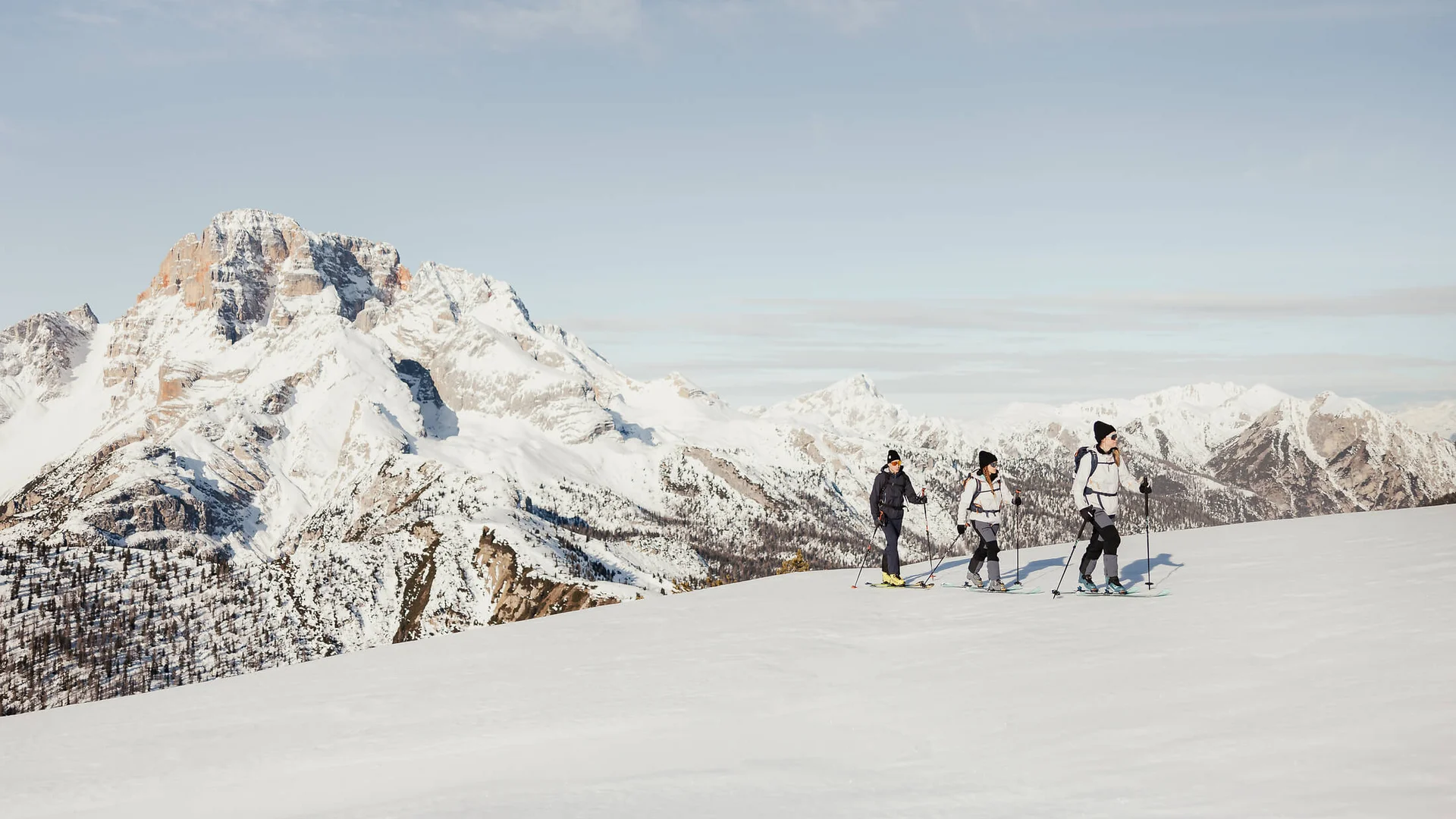 Langlauf & Skitourenhotel © Alex Moling Drei Skitourengeher wandern im Schnee vor verschneiten Bergen