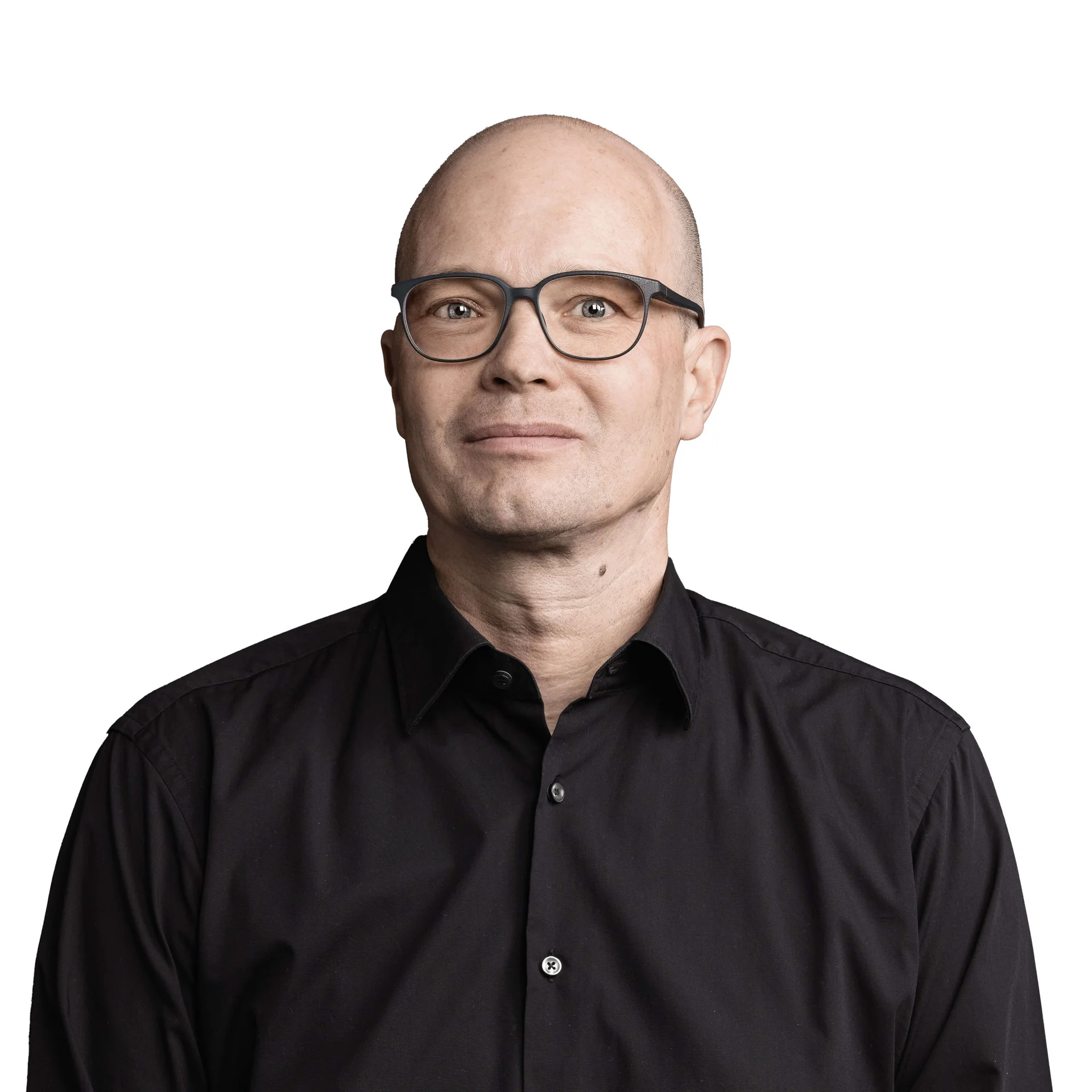 Mann mit Brille und schwarzem Hemd vor weißem Hintergrund