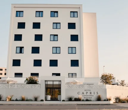 Moderner weißer Hotelgebäudefront mit schwarzem Fensterdesign