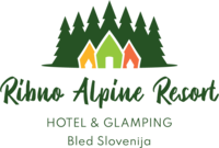 Logo Ribno Alpine Resort mit bunten Häusern vor Nadelbäumen