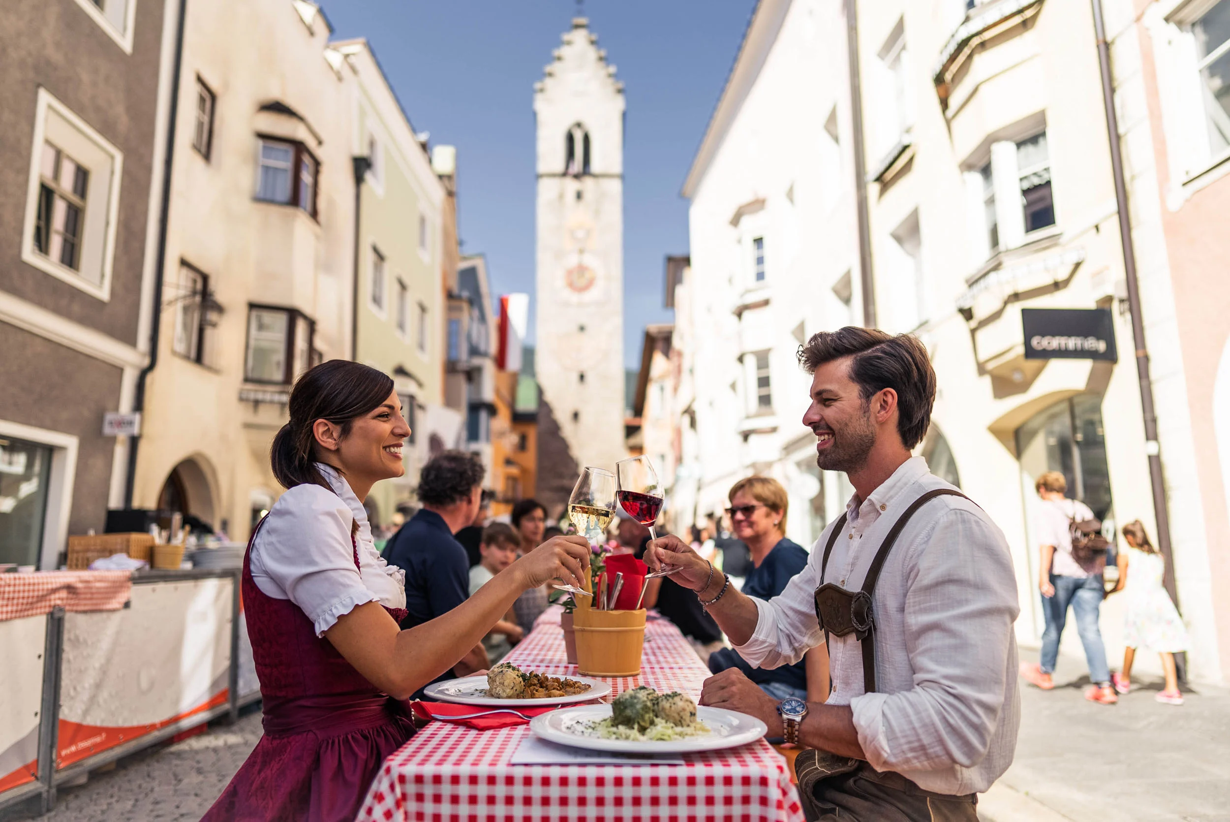 Radhotel © Tourismusgenossenschaft Sterzing - Pfitsch Freienfeld Paar stößt mit Weingläsern an beim Essen in der Altstadt