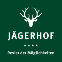 Logo mit stilisiertem Hirschkopf und Text Jägerhof