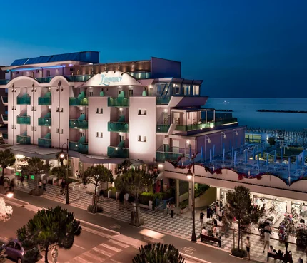 Beleuchtetes Strandhotel Lungomare bei Nacht mit Meerblick
