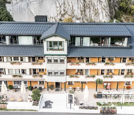 Außenansicht des Rossli Hotels mit Terrasse und Bergkulisse