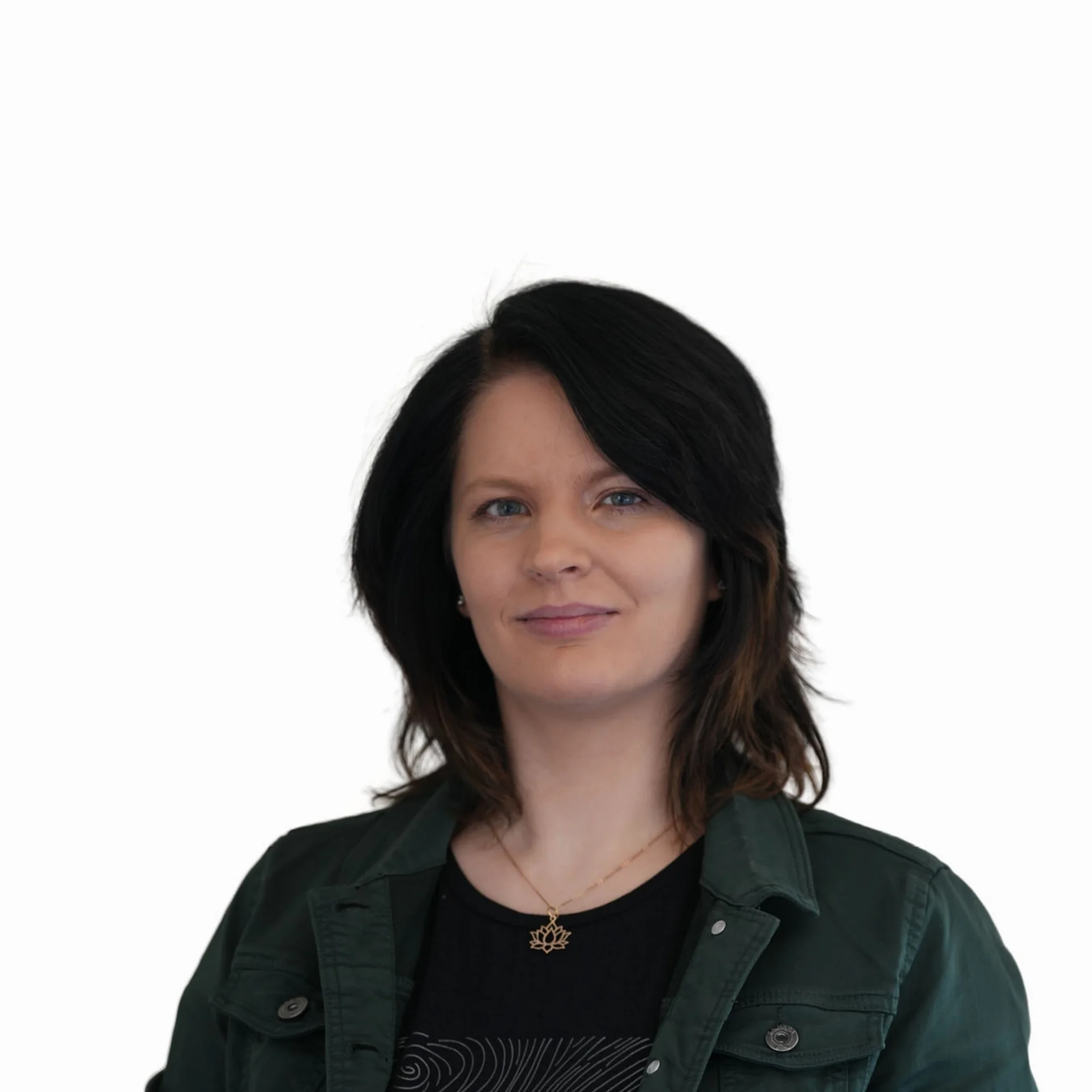 Frau mit schwarzen Haaren und grüner Jacke vor weißem Hintergrund