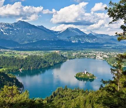 See mit Insel und Berglandschaft bei klarem Himmel
