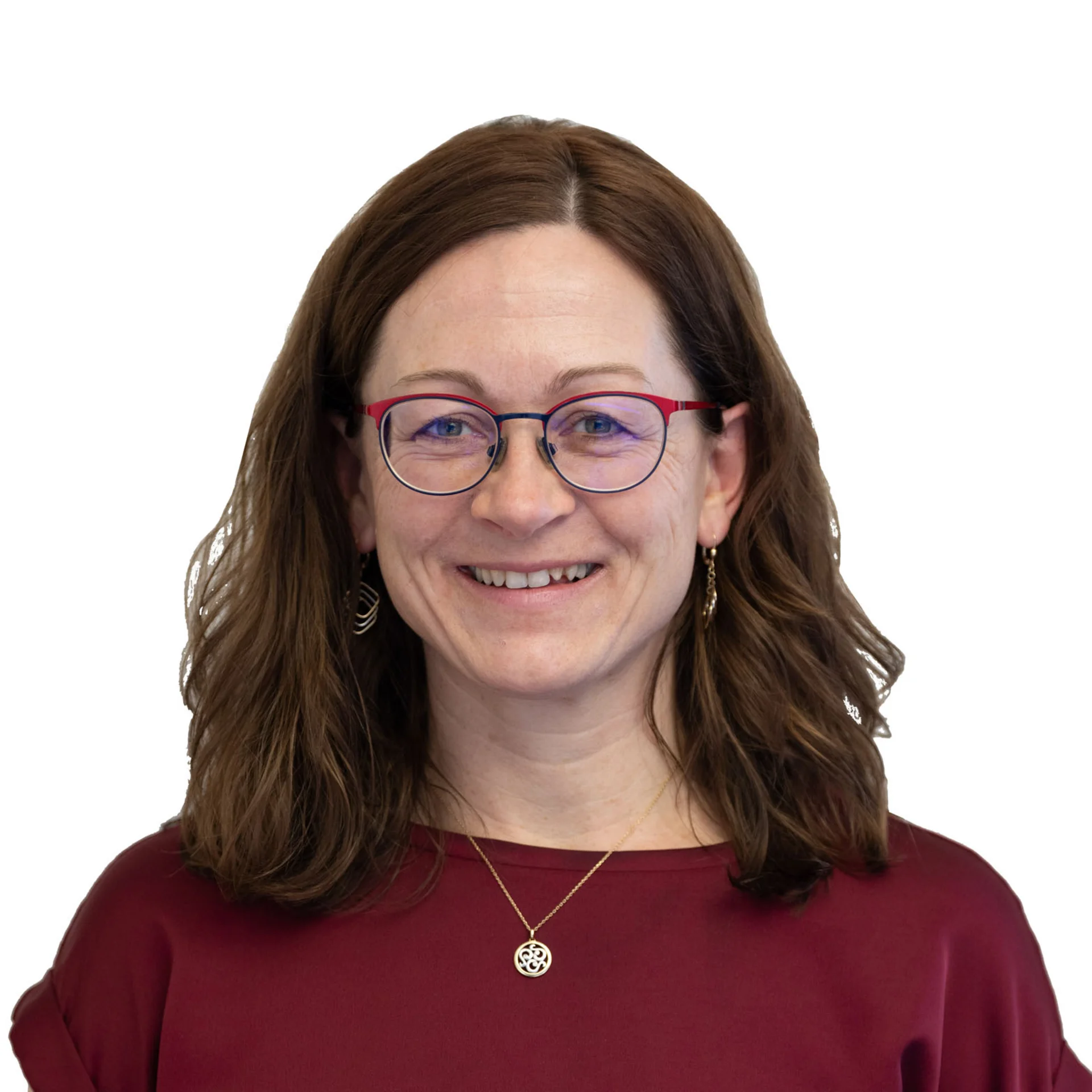 Frau mit braunen Haaren, Brille und rotem Oberteil lächelt