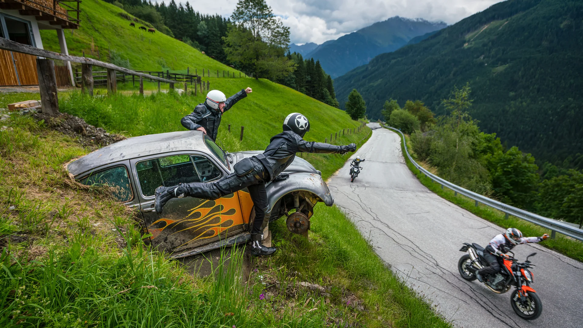 MoHo - Motorrad Hotels © Moppetfoto.de Motorradfahrer winken von einem alten Auto am Straßenrand in den Bergen