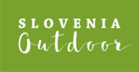 Weißer Schriftzug Slovenia Outdoor auf grünem Hintergrund