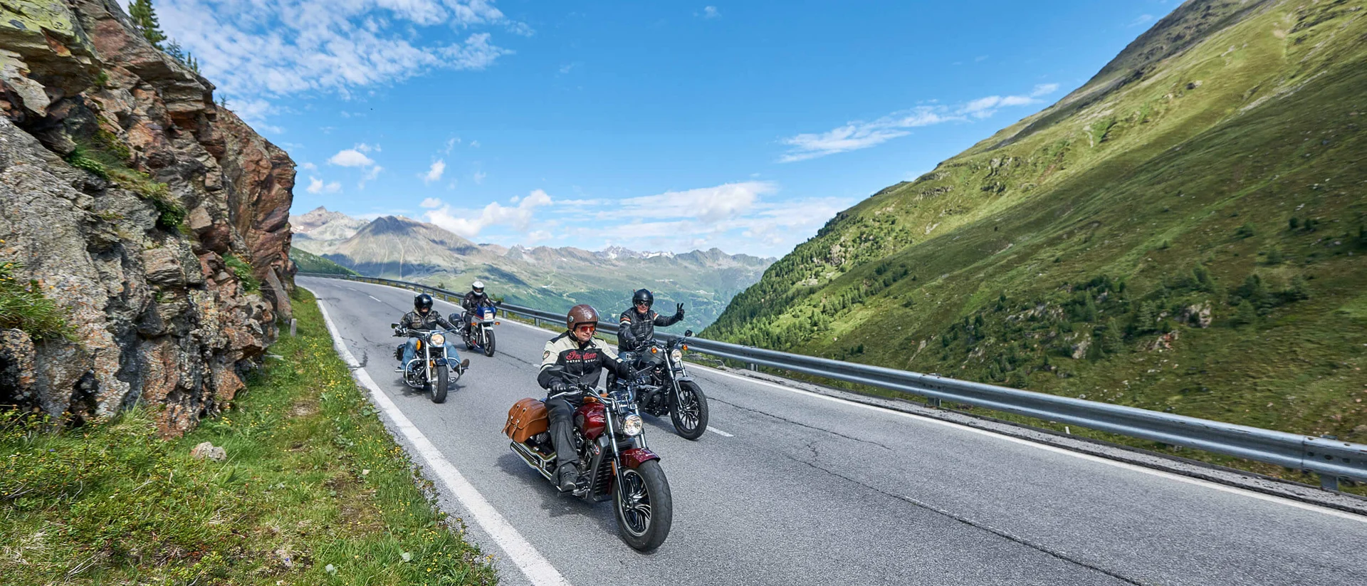 MoHo - Motorrad Hotels © studio22.at - Marcel Hagen Motorradfahrer fahren auf einer Bergstraße bei sonnigem Wetter